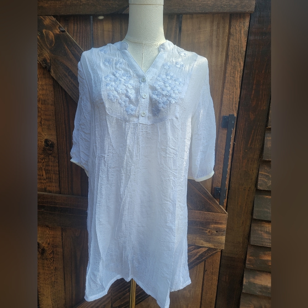 ROMEO & JULIET COUTURE WHITE SHORT SLEEVE EMBROIDERED TOP SZ SMALL